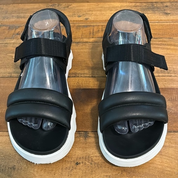 Sorel Viibe black strap sandals